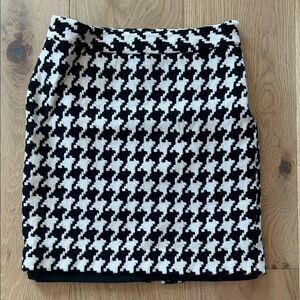 White House Black Market | Houndstooth Pencil Skirt (Size 4)